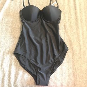 Open back -Old Navy- underwire bathing suit -black